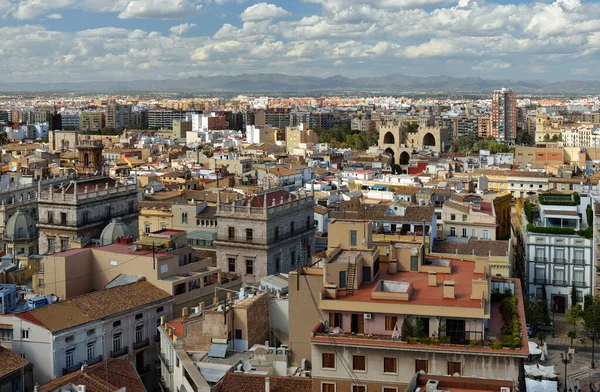 VALENCIA, ESPANHA: Sobre os telhados de Valência, Espanha. Vista aérea da paisagem histórica da Catedral de Valência . — Fotografia de Stock