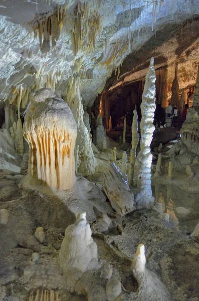 Под землей. красивый вид на сталактиты и сталагмиты в подземных пещерах - пещера Постойна, Словения, Европа — стоковое фото
