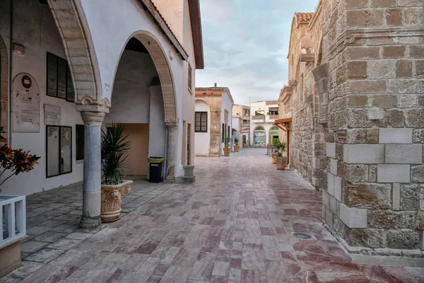 De voorkant van de kerk van Saint Lazarus, een laat-9e eeuwse kerk in Larnaca, Cyprus in Hdr op een bewolkte blauwe lucht — Stockfoto