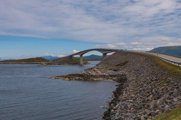 Most Norsko, atlantické pobřeží, malebná cesta mezi ostrovem číslo 64 z města Kristiansund ve městě Moldi. Červenec 2019 — Stock fotografie