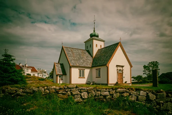 Pequeña iglesia en Bud, Noruega. Julio 2019 — Foto de Stock