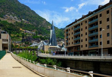 Andorra La Vella, Andorra. Andorra la Vella, Andorra 'daki Valira Nehri. Gran Valira, doğu Pireneler 'deki başkentten geçen en büyük nehir.