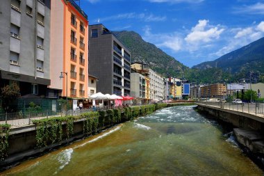 Andorra La Vella, Andorra. Andorra la Vella, Andorra 'daki Valira Nehri. Gran Valira, doğu Pireneler 'deki başkentten geçen en büyük nehir.
