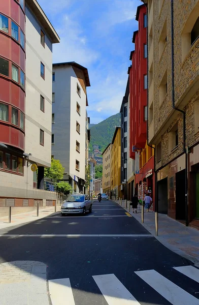 Vista sobre Andorra La Vella en el valle de los Pirineos, Andorra . — Foto de Stock