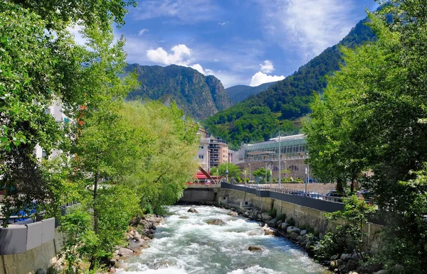 Andorra la vella, andorra. Valira Fluss in der Stadt andorra la vella, andorra. gran valira ist der größte Fluss, der durch die Hauptstadt in den östlichen Pyrenäen fließt — Stockfoto