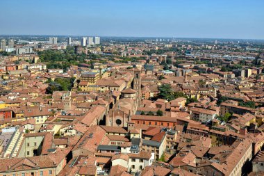 Bologna, İtalya, hava panoramik cityscape tipik evleri, eski binalar ve Ortaçağ kule çatılarının üzerinde