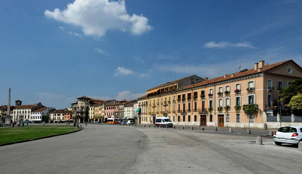 Canal com estátuas em Prato della Valle em Pádua Pádua, Veneto, Itália — Fotografia de Stock