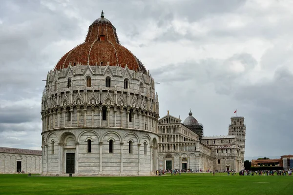 Pisa 'nın eğimli kulesi Duomo katedrali ve Pisa, Toskana, İtalya' daki vaftiz evi. — Stok fotoğraf