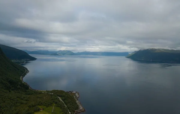 Vista aérea del dron en las montañas y el fiordo de Vartdalsfjord en julio de 2019, Noruega — Foto de Stock