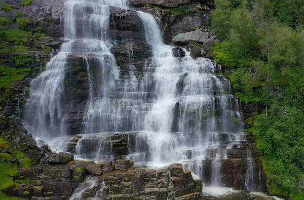 Tvindefossen também escreveu Tvinnefossen também chamado Trollafossen é uma cachoeira perto de Voss, Noruega. Fica a 12 km de Voss na estrada para Flam Flom  . — Fotografia de Stock