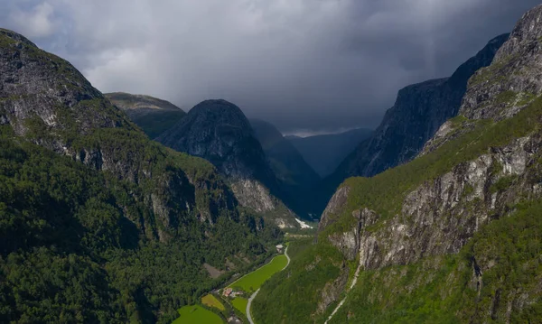 Naeroydalen 골짜기와 봉우리 Stalheim, 에이드, 노르웨이에서 보스에 아름 다운 보기. — 스톡 사진