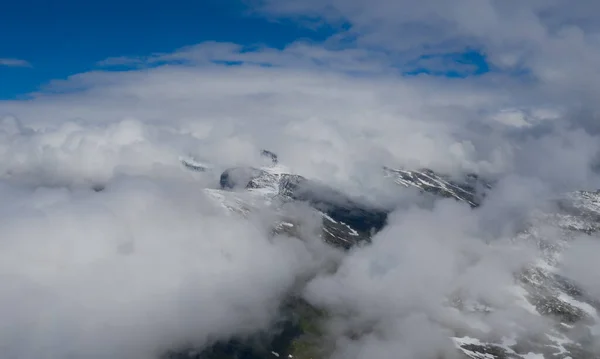 Vista aérea del dron en la montaña Dalsnibba. Paisaje en Geiranger, Noruega en julio 2019 —  Fotos de Stock