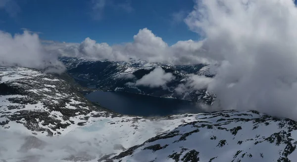 Panorama del lago Djupvatnet en el camino al monte Dalsnibba en Noruega. Tiro aéreo con dron en julio de 2019 —  Fotos de Stock