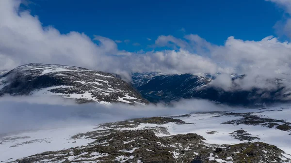 ノルウェーのDalsnibbaマウントするために道路上の湖Dupvatnetのパノラマ。2019年7月に撮影された空中ドローン — ストック写真