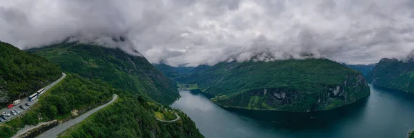 Flygfoto Geiranger fjord, Vackra Natur Norge. Det är en 15 kilometer lång 9,3 mil lång gren utanför Sunnylvsfjorden, som är en gren utanför Storfjordens stora fjord. . — Stockfoto