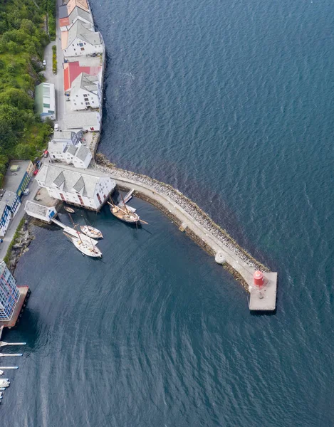 Alesund of Olesunn, Noorwegen - juli 2019: Pier die leidt naar de rode vuurtoren. Luchtfoto van boven drone schot — Stockfoto