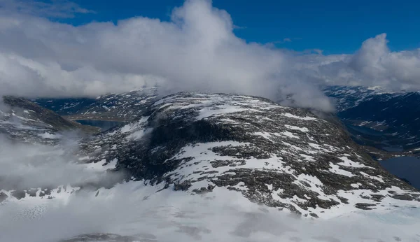 Lennokkinäkymä Dalsnibba-vuorelle. Maisema Geirangerissa, Norja heinäkuu 2019 — kuvapankkivalokuva