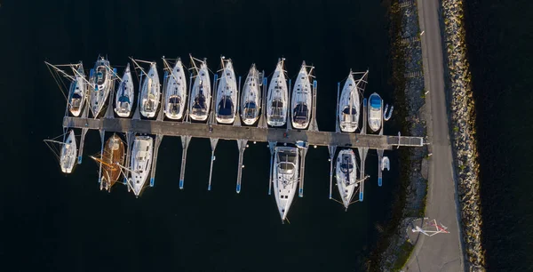 Luchtfoto van veel witte boten en jachten afgemeerd in de jachthaven. Foto gemaakt door drone van boven. juli 2019, Noorwegen, Orstafjorden Orstafjord, Orsta, Noorwegen — Stockfoto