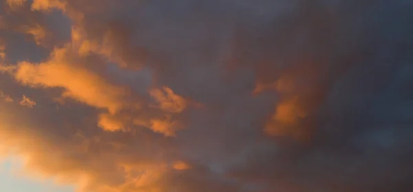 The red sky looked like smoke and fire. bomb Violent explosion at summer night in Orsta, Norway. July 2019 — Stock Photo, Image