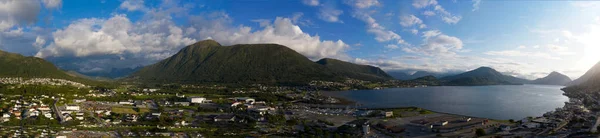 Paisaje urbano de Orsta Noruega. Vista aérea panorámica desde el dron al atardecer en julio de 2019 —  Fotos de Stock