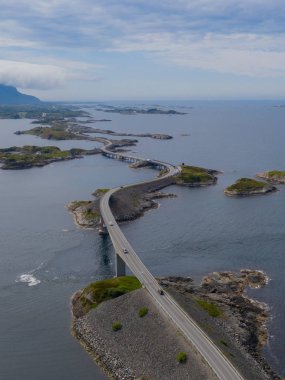 Dünyaca ünlü Atlantik karayolu köprüsü Atlantersvegen 'in Norveç dağları üzerinde inanılmaz bir manzarası var. Atlantik yolu Eide 'deki bir takımadanın içinden geçiyor ve Norveç' in daha fazla Romsdal şehrindeki Averoy adasının içinden geçiyor..