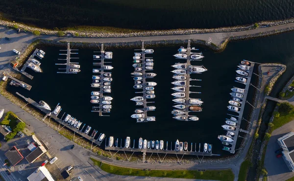Luchtfoto van veel witte boten en jachten afgemeerd in de jachthaven. Foto gemaakt door drone van boven. juli 2019, Noorwegen, Orstafjorden Orstafjord, rsta Orsta, Noorwegen — Stockfoto