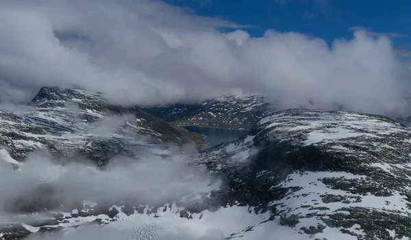 Panorama du lac Djupvatnet sur la route du mont Dalsnibba en Norvège. Drone aérien tourné en juillet 2019 — Photo