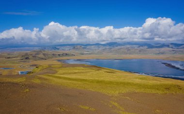 Reynisfjara Sahili, Vik Köyü, Sudurland, İzlanda, Avrupa. Kara plaj Reynisfjara 'da bazalt kaya oluşumları ve Troll Toes ile muhteşem bir manzara. Hava aracı görüntüsü