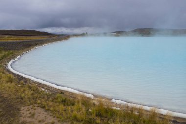 Mavi göl. İzlanda 'da İzlanda, İzlanda' daki Myvatn Gölü yakınlarındaki Hver jeotermal bölgesi. Hava aracı atışı. Eylül 2019