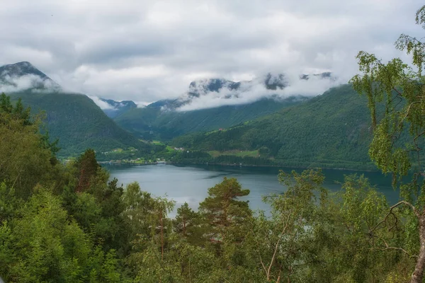 Hornindalsvatnet 은 노르웨이와 유럽에서 가장 깊은 호수로 공식적으로 514m 의 깊이로 측정 된다. 2019 년 7 월 — 스톡 사진
