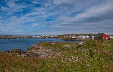 Norveç, Molde yakınlarındaki Bud Limanı 'nda pitoresk bir balıkçı köyü. Temmuz 2019