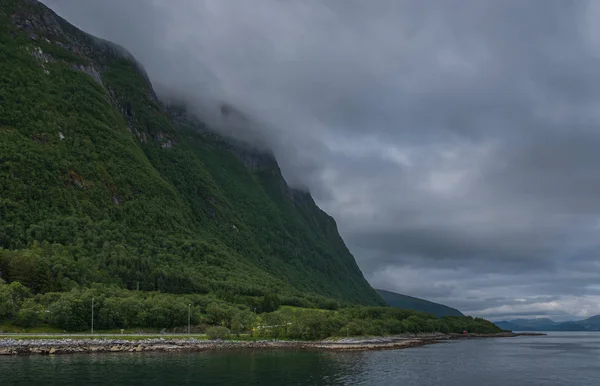 挪威2019年7月的山区和Vartdalsfjord景观 — 图库照片