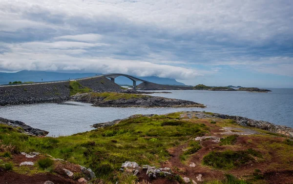 橋ノルウェー、大西洋岸、都市モルディの都市クリスチャンと太陽から島の番号64間の絵のような道路。2019年7月 — ストック写真