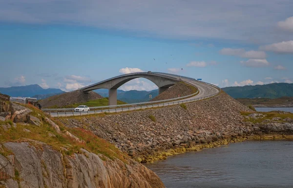 Міст Норвегія, Атлантичний океан, піктуазна дорога між островом номер 64 з міста Крістіансунн в місті Молді. Липень 2019 — стокове фото