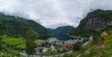 Geiranger fiyort, güzel doğası Norveç. Bir daldan Storfjorden büyük fiyort olan Sunnylvsfjorden, 15 kilometrelik 9.3 mi uzun daldan olduğunu .