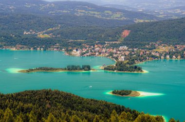 Velden Am Worthersee Avusturya - Velden Am Worthersee 'nin güzel gölü Worthersee' deki küçük kasabasının havadan görünüşü