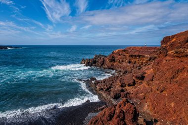 Lanzarote veya Lanzerote 'deki El Golfo Sahili' nin güzel manzarası, Kanarya Adaları, İspanya. Ekim 2019