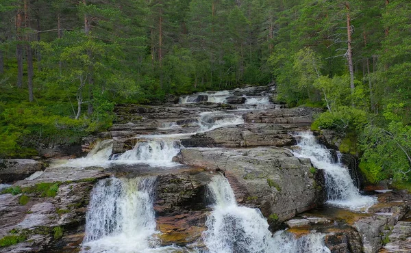 Rio Kroelvi antes da cachoeira Tvindefossen Voss, Noruega. Julho de 2019 . — Fotografia de Stock