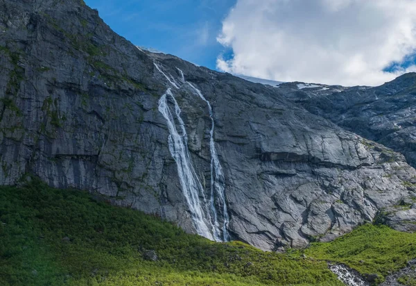 브릭스 달스 브렌 ( 영어 : briksdalsbreen) 은 노르웨이 요크 달 스 브렌에 있는 산 중계소의 빙하 팔이다. 2019 년 7 월 — 스톡 사진