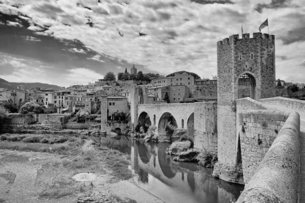 Middeleeuwse brug van Besalu. Met Gerona. Spanje. Zwart-wit beeld — Stockfoto
