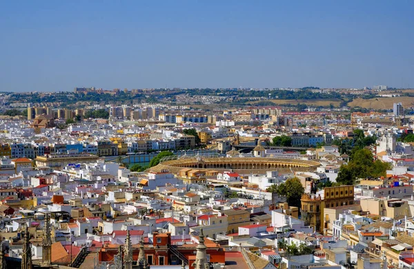 Do topo do Space Metropol Parasol Setas de Sevilla tem-se a melhor vista da cidade de Sevilha, Espanha. Ele fornece um ângulo único sobre o centro da cidade velha e da catedral . — Fotografia de Stock