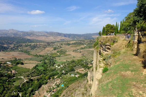 Paisaje andaluz, carretera rural y roca en Málaga, España — Foto de Stock