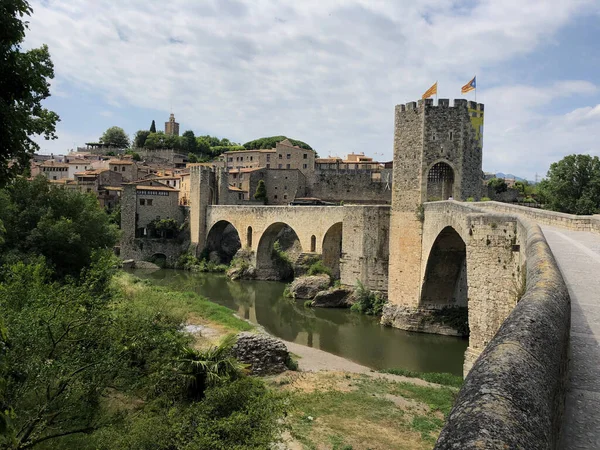 Besalu is een middeleeuws dorp in de provincie Girona in Spanje — Stockfoto