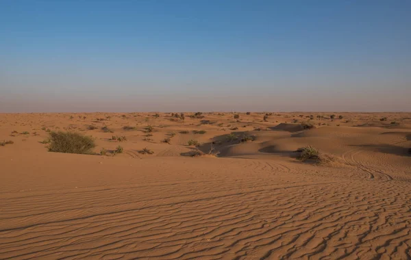 AL KHATIM DESERT-DUBAI UNITED ARAB EMIRATES - MAIO, 2019: Dune batendo com um jipe 4x4 — Fotografia de Stock