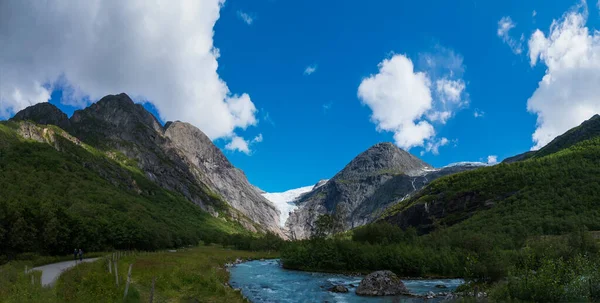 Briksdalsbreen) - льодовиковий рукав Йостедальсбрена, гірська Лоджа Бріксдалсбре, Норвегія. Липень 2019 — стокове фото