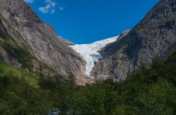 Briksdalsbreen är en glaciärarm av Jostedalsbreen, Briksdalsbre Mountain Lodge, Norge. Juli 2019 — Stockfoto