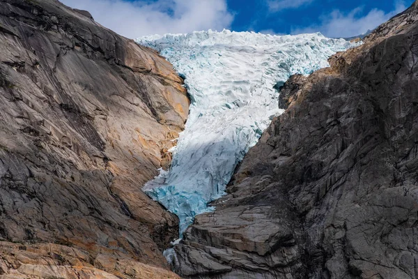 Briksdalsbreen é um braço glaciar de Jostedalsbreen, Briksdalsbre Mountain Lodge, Noruega. Julho de 2019 — Fotografia de Stock