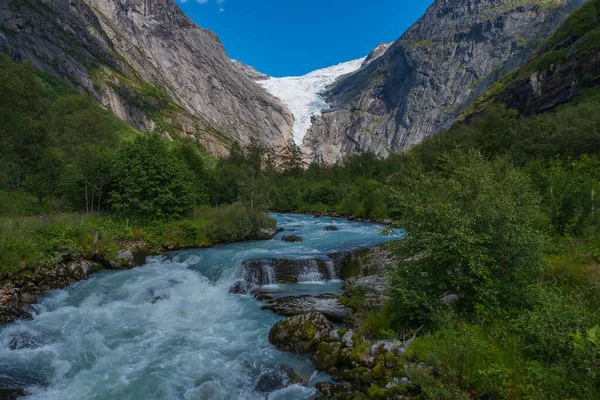 Briksdalsbreen é um braço glaciar de Jostedalsbreen, Briksdalsbre Mountain Lodge, Noruega. Julho de 2019 — Fotografia de Stock