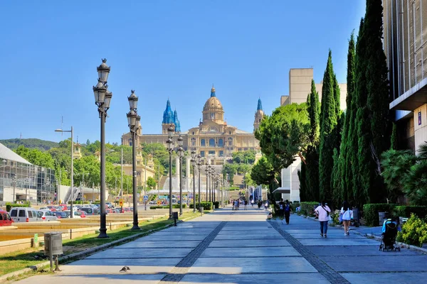 Praça da Espanha O Museu Nacional em Barcelona, Espanha em um dia de verão — Fotografia de Stock