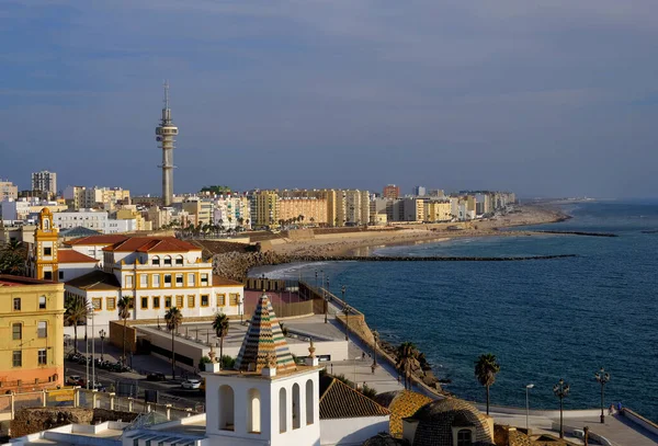 Vista aérea dos telhados da cidade velha e Catedral de Santa Cruz pela manhã da torre Tavira em Cádiz, Andaluzia Andaluzia, Espanha — Fotografia de Stock